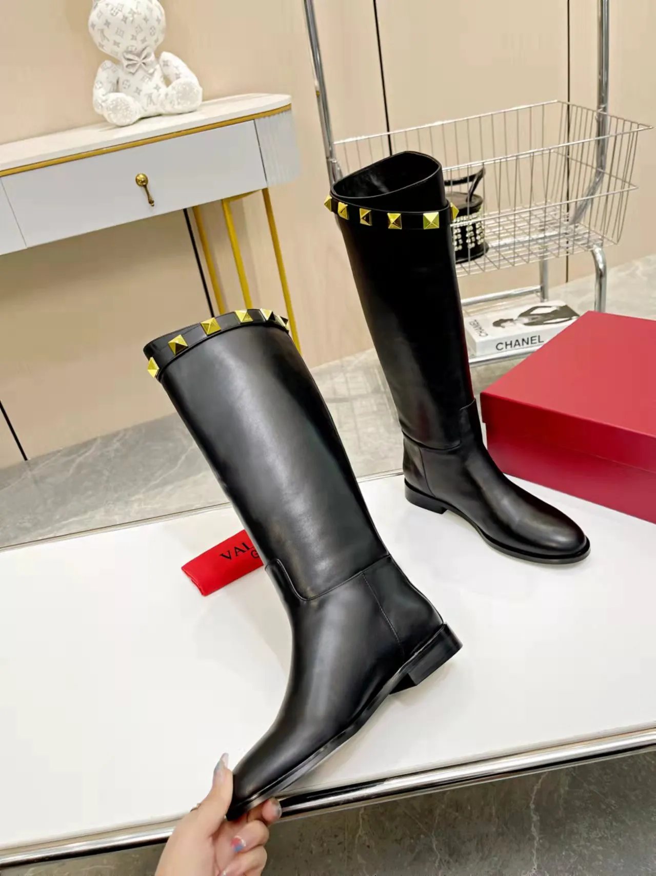 👟👟Ex-factory price 740👟👟 Genuine leather sole +40🆕 Valentino. Valentino autumn and winter fashion women's boots: Comfortable and versatile on the upper feet, showing long legs, Fabric: Imported first-layer cowhide ⚡The most popular V buckle ⚡Inside feet all genuine leather Code number: 35−40 (Customized size 41) Boot height: 15 inches